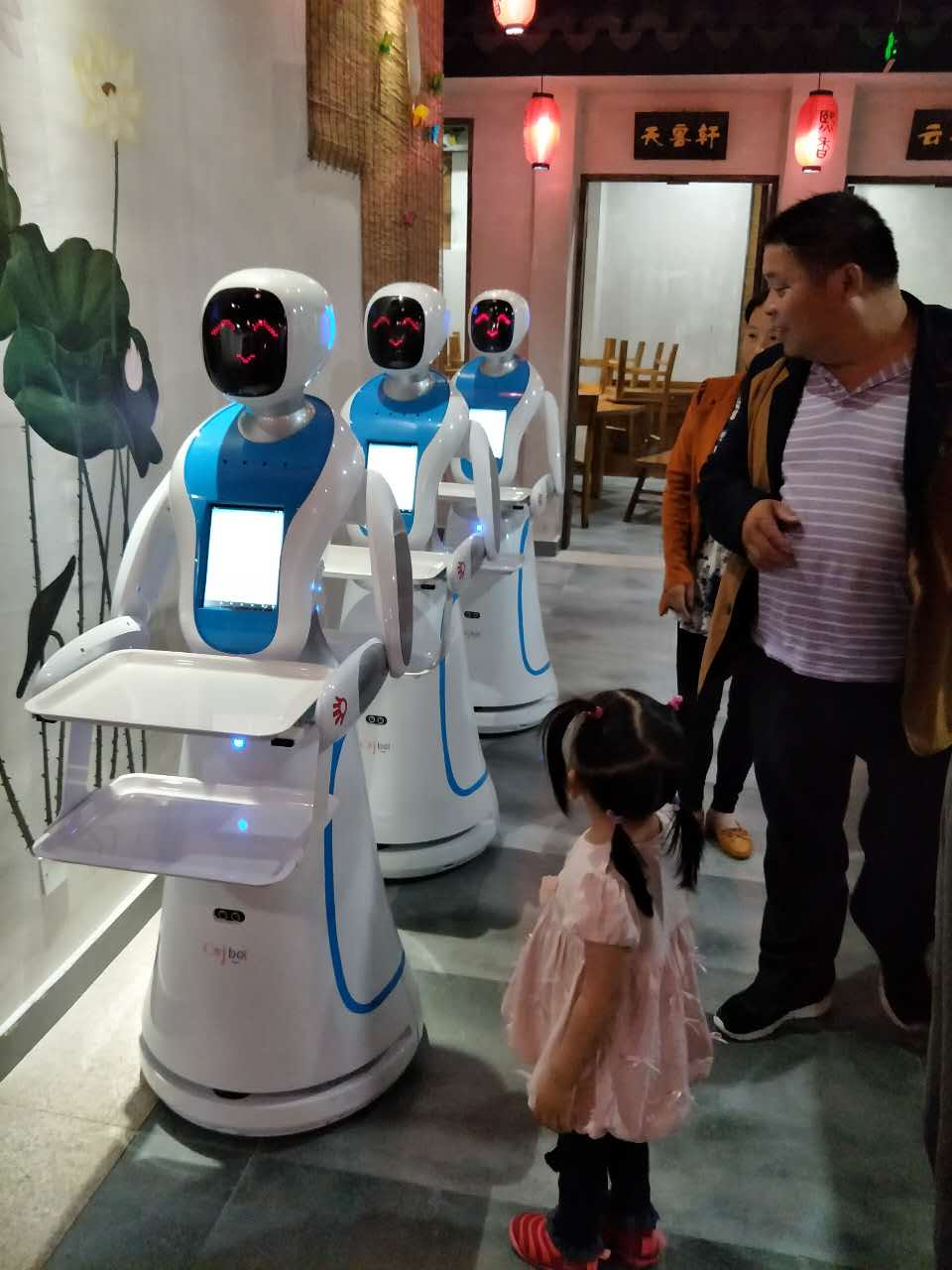 看清“讲解与演示脱节”：展厅导览机器人如何协同多媒体设备提升参观体验